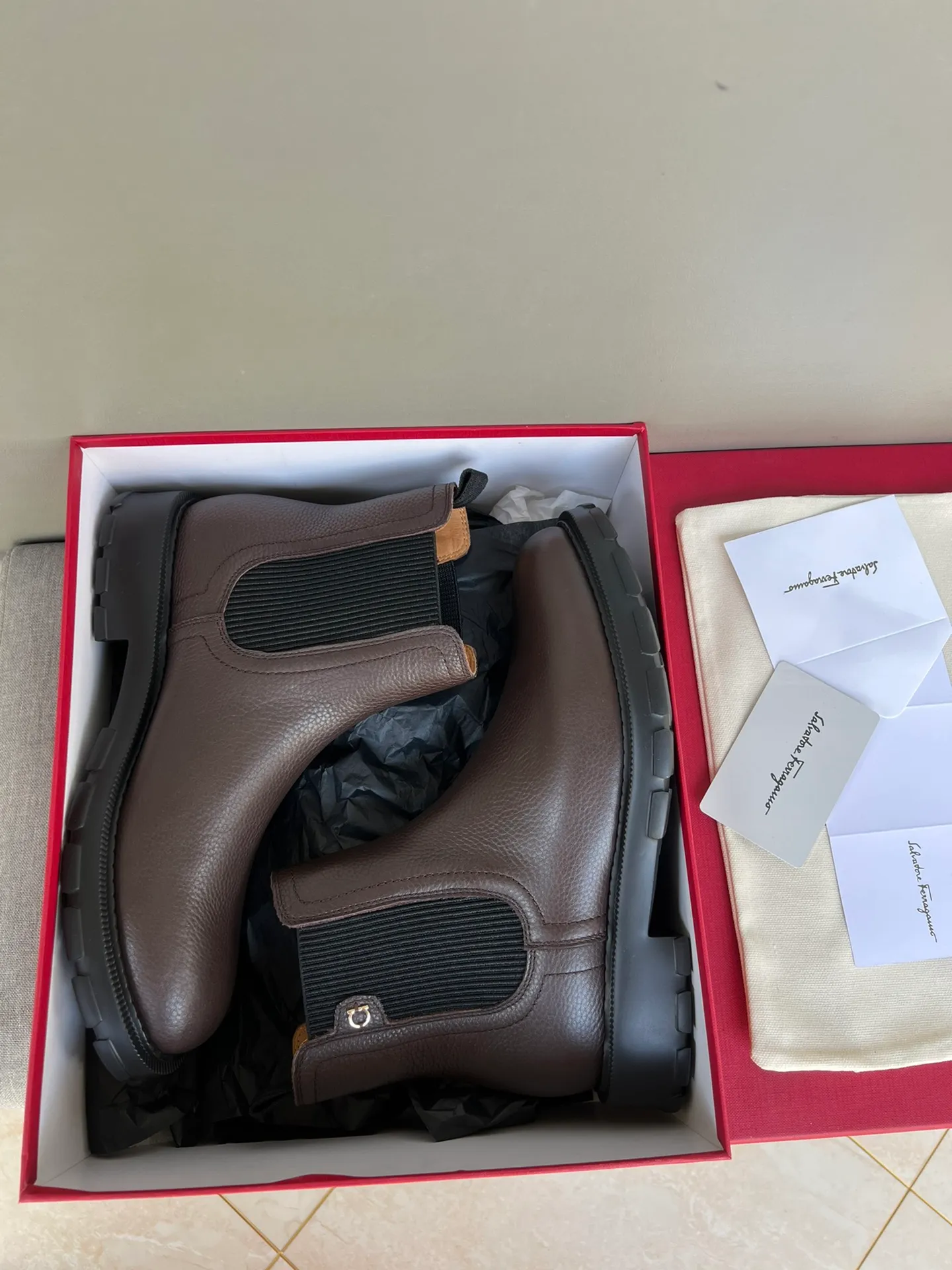 [Ferragamo] Top P: 1000💰 Number of yards: 39~44 (38.45 custom-made, non-refundable) Ferragamo winter series, original 1:1 development, casual men's short boots, original quality, exclusive new Ferragamo autumn and winter new high-top men's shoes, exquisite hand-stitching, workmanship details comparable to counters, imported calfskin upper, cowhide lining, original foam outsole.